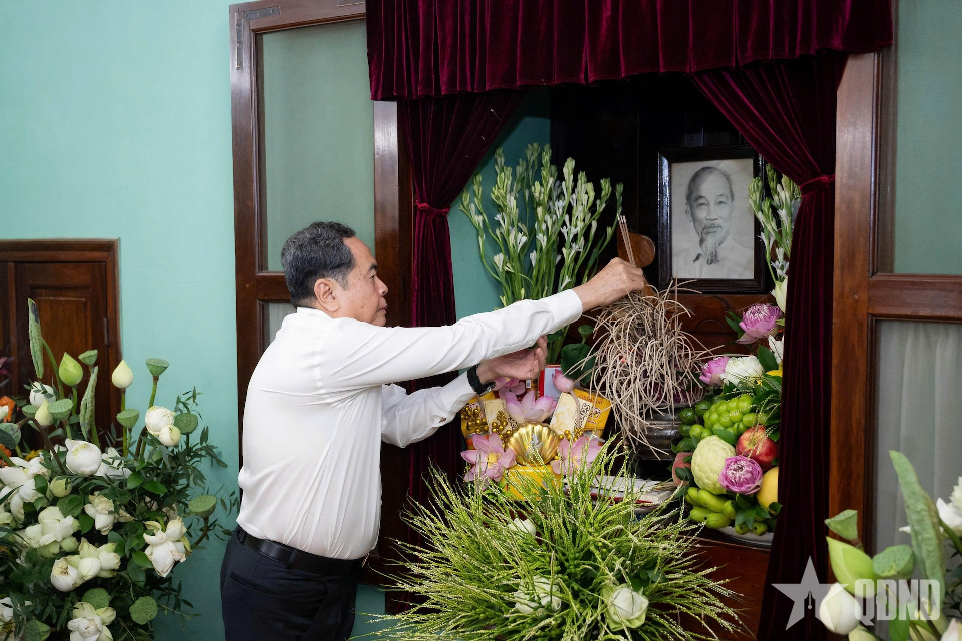 Chủ tịch Quốc hội Trần Thanh Mẫn dâng hương tưởng nhớ Chủ tịch Hồ Chí Minh